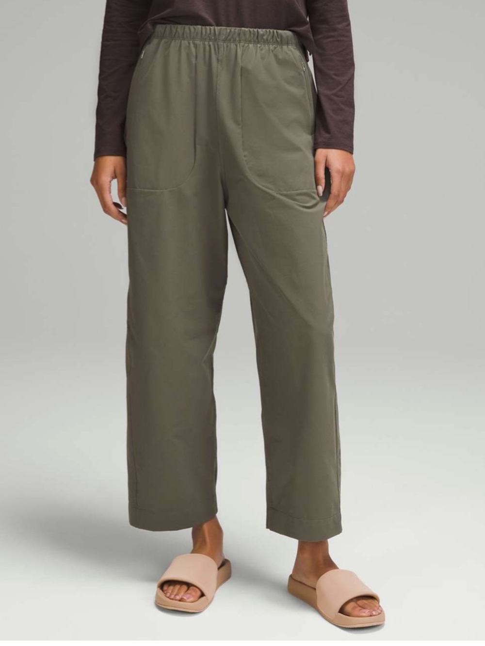 LULULEMON • Lightweight Mid-Rise Barrel-Leg Cropped Pant Army Green size 6